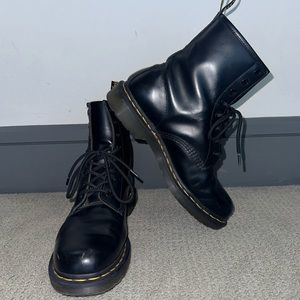 Size 9 Doc Marten 1460 Women’s Smooth Leather Lace Up Boots, Black.